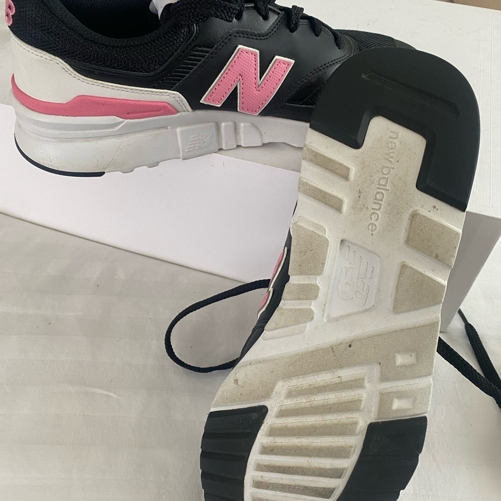 New Balance 997H sneakers in a women’s size 9 US (EU 40.5, UK 7). - Picture 12 of 16